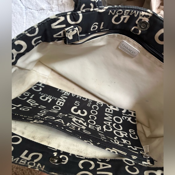 - - Chanel large tote bag with mini tote inside - Picture 13 of 16